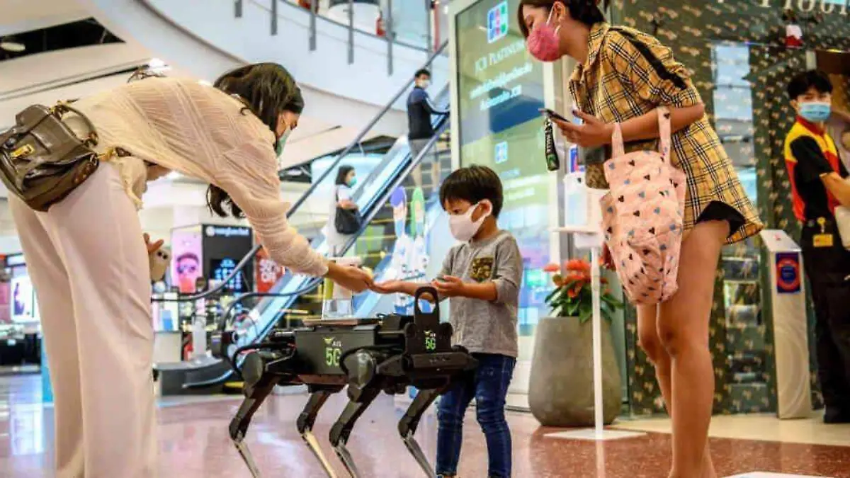 Perro robot reparte gel antibacterial